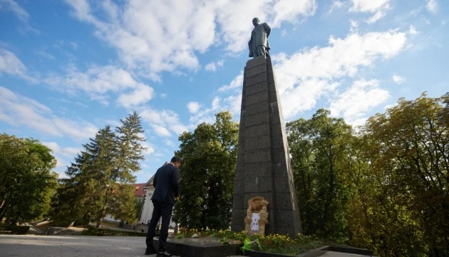 Зеленський у Каневі побував на могилі Кобзаря