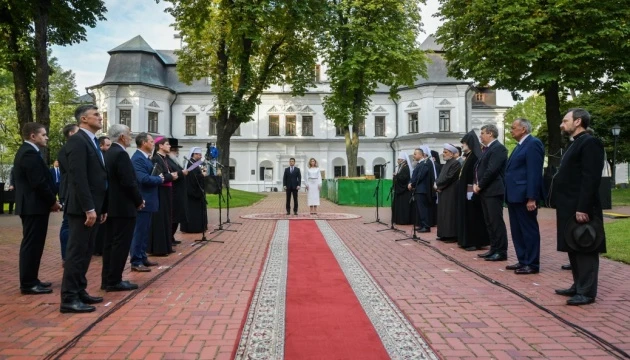 Зеленський з дружиною зранку помолилися за мир в Україні