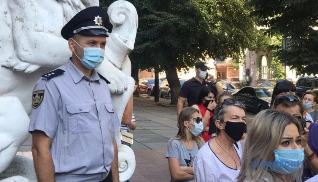 У Чернівцях пікетують ОДА з вимогою не посилювати карантин