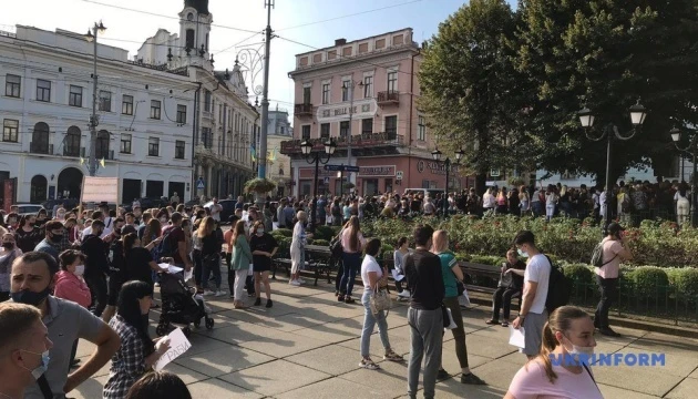 Під мерією у Чернівцях мітингують проти “червоних” карантинних обмежень