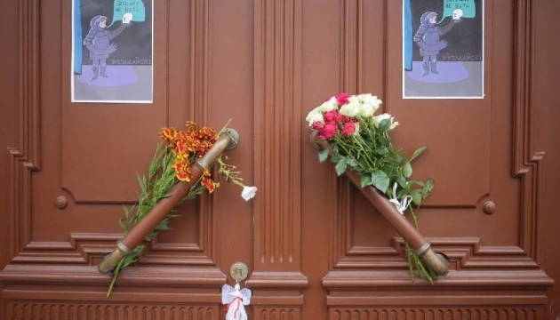 На акцію біля Купалівського театру в Мінську зібралося близько ста осіб, є затримані - ЗМІ
