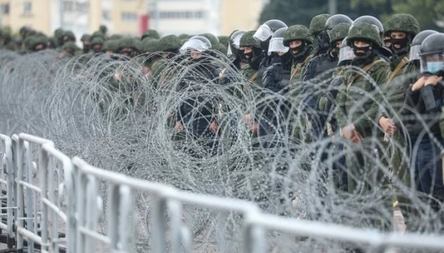 Силовики біля президентського палацу у Мінську озброєні гранатометами та комплексами 