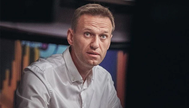 Навальний розповів, що не може тримати телефон, але вже ходить