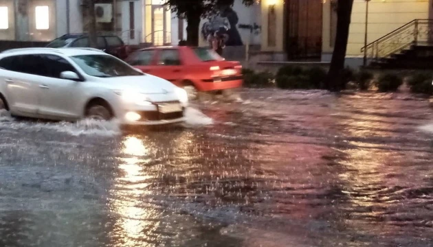 У Житомирі сильна злива затопила вулиці
