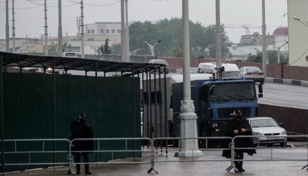 Міліція в Мінську огороджує площу Незалежності, де планували зібратися мітингувальники