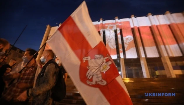 Активісти підсвітили столичний Український дім кольорами білоруського прапора