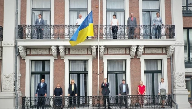 Посол України в Нідерландах урочисто підняв український прапор