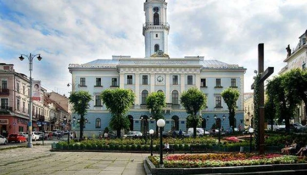 У Чернівцях міськрада дозволила роботу громадського транспорту, шкіл, ТРЦ і ринків