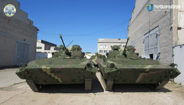 Житомирський бронетанковий передав ЗСУ десятки відремонтованих БМП