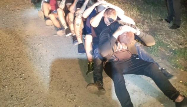 Суд у Харкові обирає запобіжні заходи нападникам на автобус ГО 