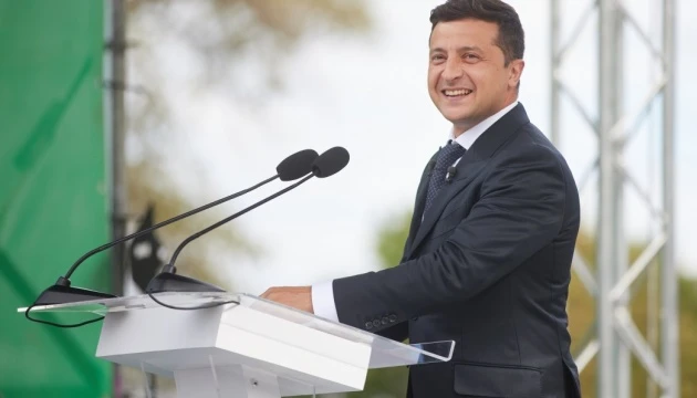 Зеленський привітав із Днем знань: Бажаю всім завжди 12 балів і 36,6°