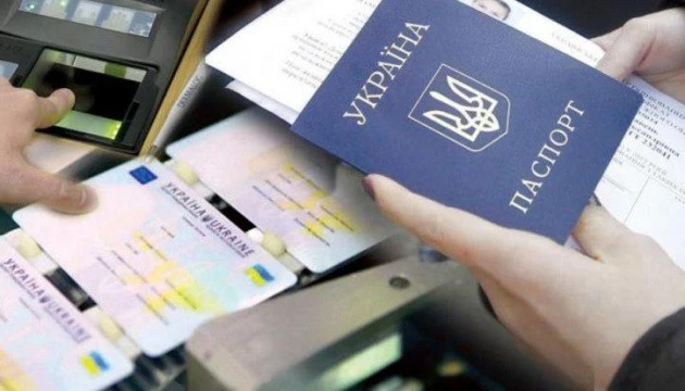 Українцям за кордоном можуть не видати паспорт, якщо військово-облікові документи недійсні - МВС