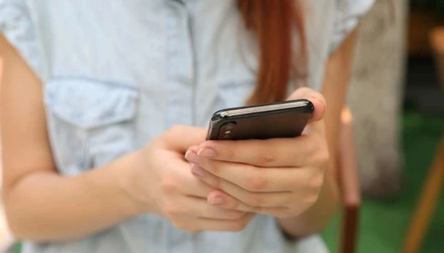 У Латвії набула чинності заборона на мобільні телефони у школах для учнів до 9 класу
