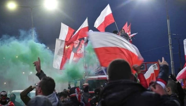 У Варшаві під час сутичок затримали сотні протестувальників, постраждали 35 поліцейських