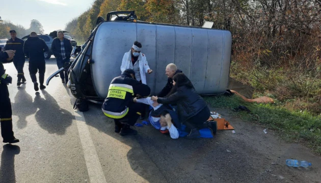 На Рівненщині перекинулася «швидка», яка їхала на місце ДТП
