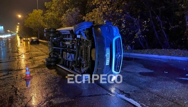 На в’їзді у Київ перекинувся мікроавтобус