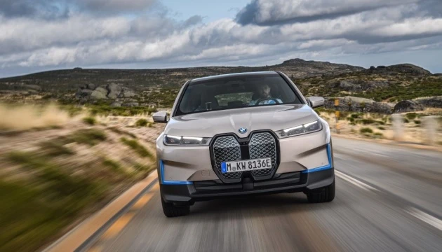 BMW представила електрокар з двома двигунами