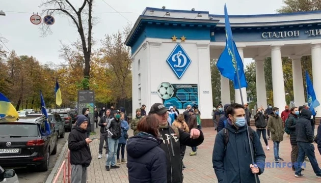 У Києві влаштували автопробіг до будинку голови КСУ