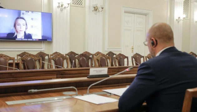 Україна хоче закупити COVID-вакцину за гроші проєкту з ЄІБ