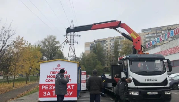 У Києві демонтували незаконну мобільну ПЛР-лабораторію