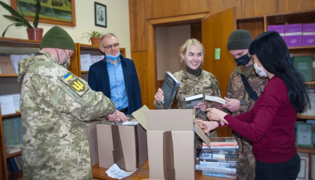 Компанія Yakaboo передала військовослужбовцям 500 книжок