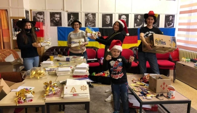 Українці з німецького Хемніца відправили новорічні подарунки онкохворим та дітям воїнів АТО