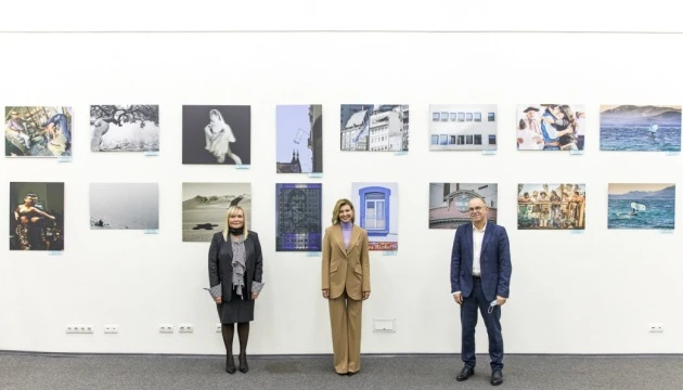 Олена Зеленська відвідала виставку аргентинських фотохудожниць в Укрінформі