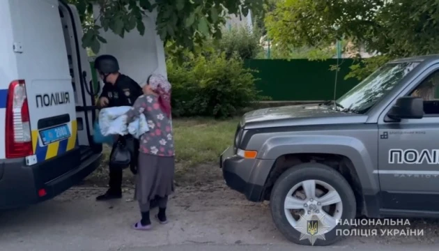 На Запоріжжі поліцейські вивезли з-під обстрілів 14 жителів Приморського та Степногірська