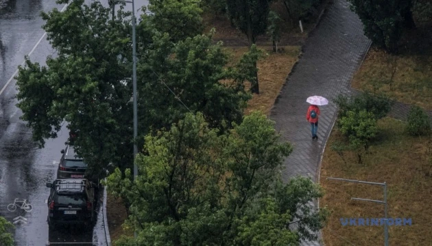 У п'ятницю в Україні подекуди короткочасні дощі, вдень до +27°