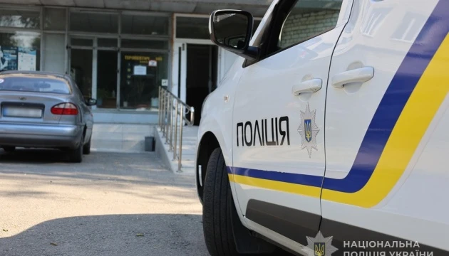 У Запоріжжі чоловік із ножем поранив лікаря і потрощив кабінет