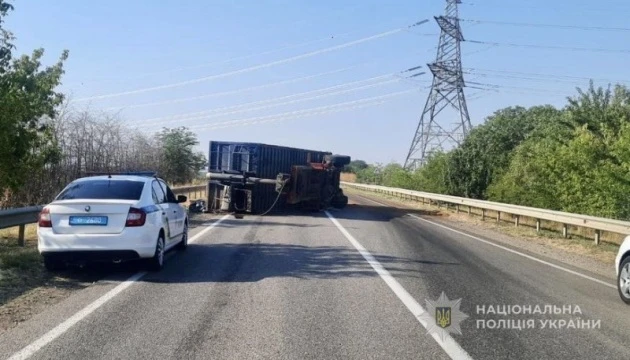 На трасі Одеса - Рені перекинулася вантажівка, рух ускладнений