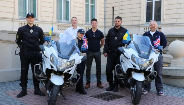 На Львівщину прибули пікапи та мотобайки для ЗСУ від британських благодійників