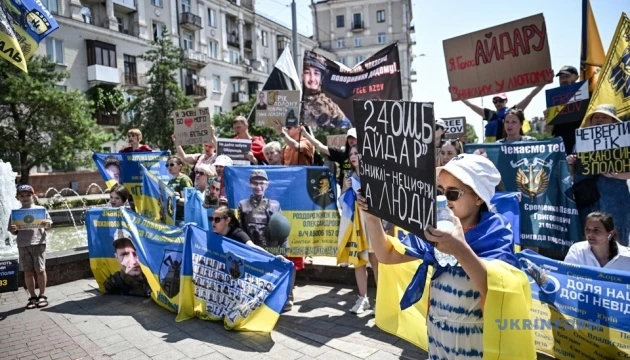 У Запоріжжі на акцію підтримки військовополонених вийшли двоє захисників, які повернулись з полону