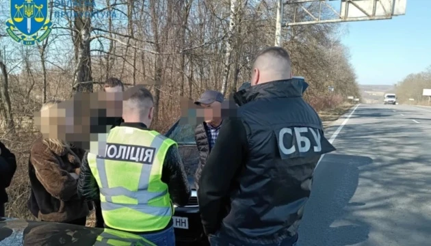 На Прикарпатті трьох осіб звинувачують в організації втечі ухилянтів до Румунії та Молдови