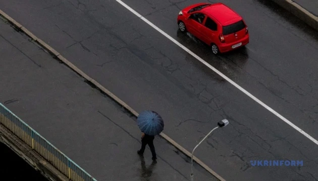 На вихідних в Україні - вітряно і дощ, вдень до +22°