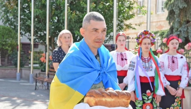 У Чорткові на Тернопільщині урочисто зустріли звільненого з полону земляка