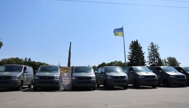 Спецпризначенці отримали від аграріїв 20 мікроавтобусів для бойових завдань