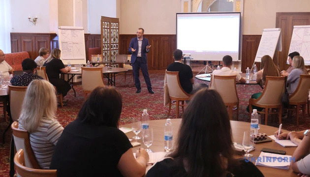 Понад 20 фахівців із супроводу ветеранів отримали сертифікати державного зразка