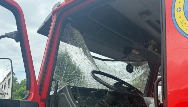 На Донеччині російський дрон атакував рятувальників, пошкоджена пожежна автоцистерна