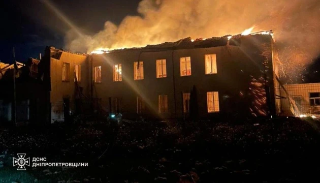 На Дніпропетровщині ліквідували пожежу в навчальному закладі, яка спалахнула через атаку РФ