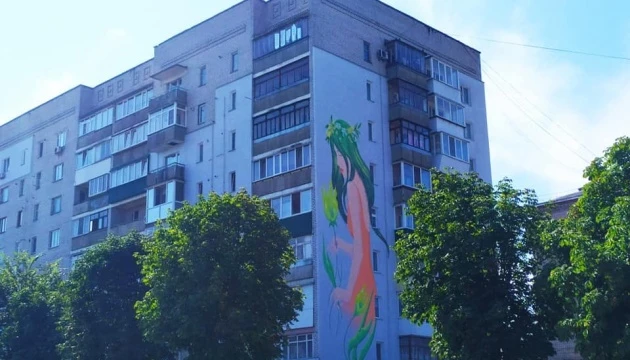 У Новограді-Волинському створили 20 метровий мурал Мавки з “Лісової пісні”