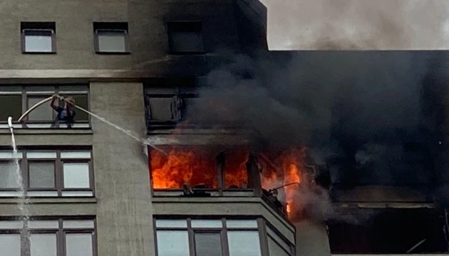 У Києві горить висотка біля посольства США