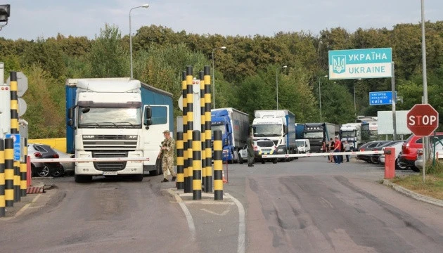 На кордоні з Угорщиною та Словаччиною стоять великі черги