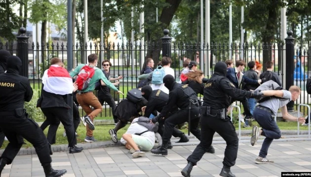 На студентському протесті в Мінську силовики затримали кількох журналістів