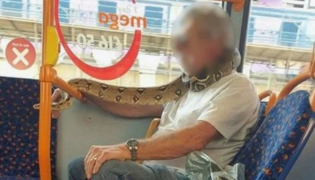 Британець використав змію як 