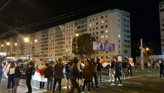 Десятки затриманих та поранені: силовики жорстко розігнали протест у Білорусі