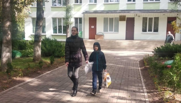 Мінській активістці повернули сина, якого забрали до притулку після її затримання