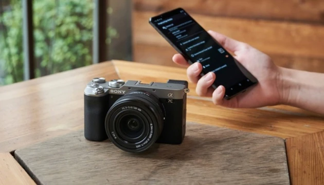 Sony представила найменшу та найлегшу повнокадрову камеру