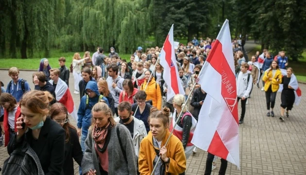 Марш студентів у Білорусі зібрав уже кілька тисяч осіб