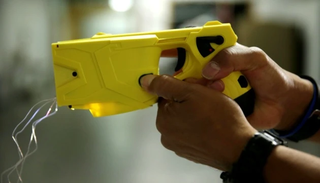 Поліція отримала й тестує 200 електрошокерів Taser